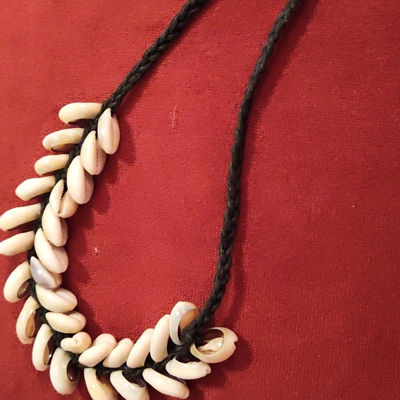 Kauri shells necklace - Picture 3 of 5